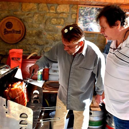 Restaurace A Penzion U Lva Karlstejn Ngoại thất bức ảnh
