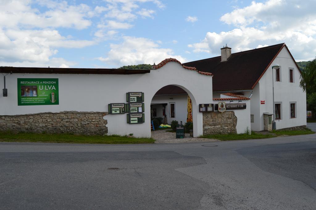 Restaurace A Penzion U Lva Karlstejn Ngoại thất bức ảnh