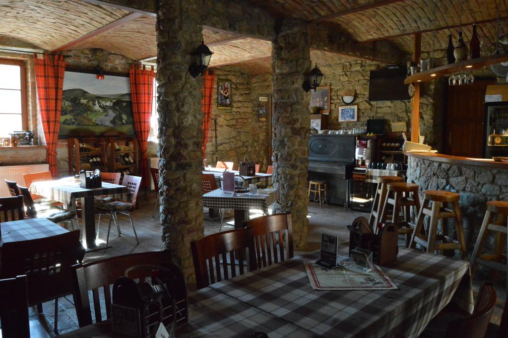 Restaurace A Penzion U Lva Karlstejn Ngoại thất bức ảnh
