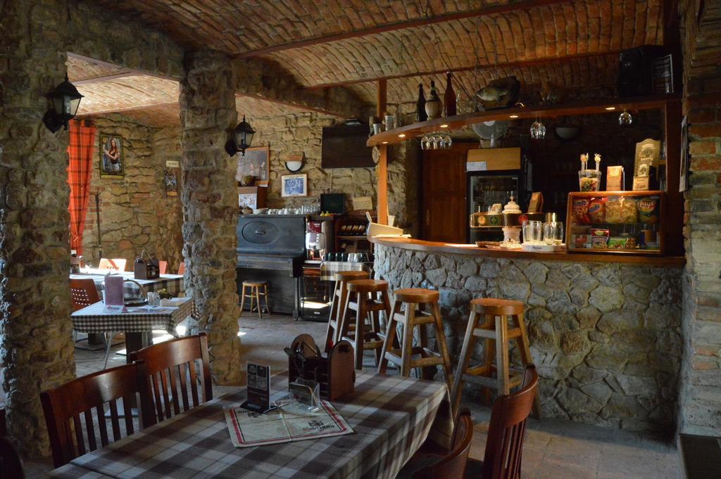 Restaurace A Penzion U Lva Karlstejn Ngoại thất bức ảnh