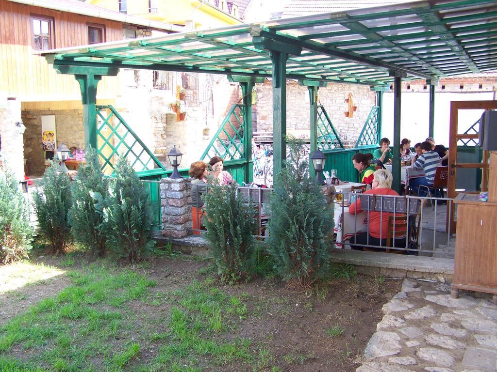 Restaurace A Penzion U Lva Karlstejn Ngoại thất bức ảnh