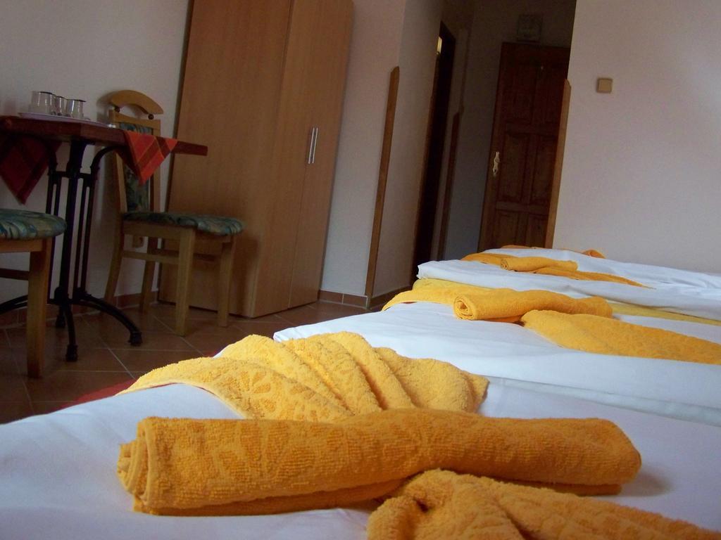 Restaurace A Penzion U Lva Karlstejn Ngoại thất bức ảnh