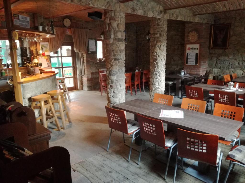 Restaurace A Penzion U Lva Karlstejn Ngoại thất bức ảnh