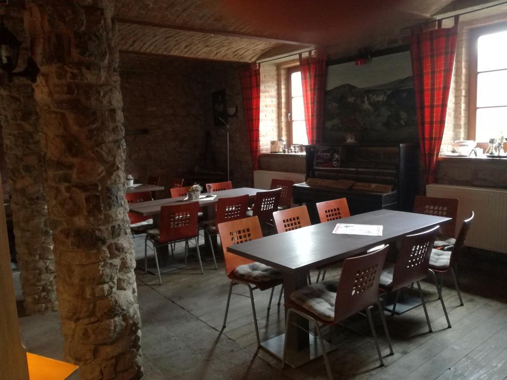 Restaurace A Penzion U Lva Karlstejn Ngoại thất bức ảnh