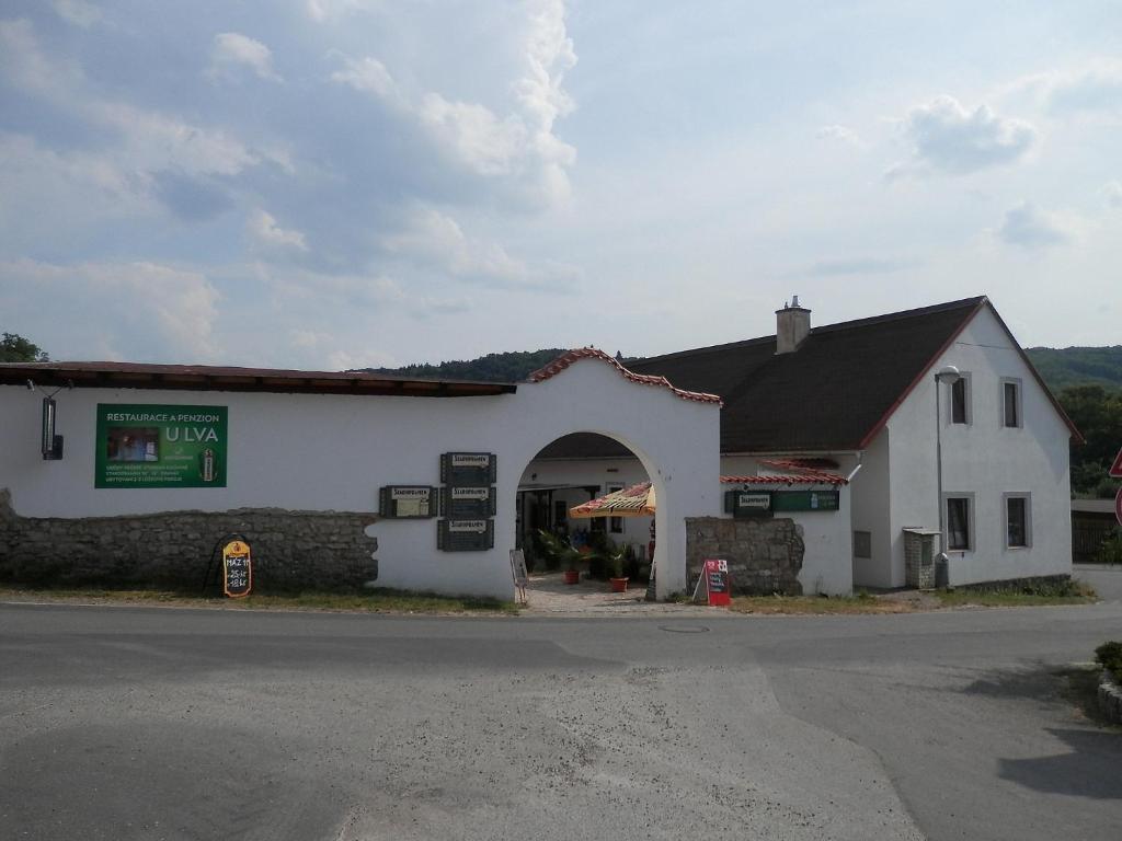 Restaurace A Penzion U Lva Karlstejn Ngoại thất bức ảnh