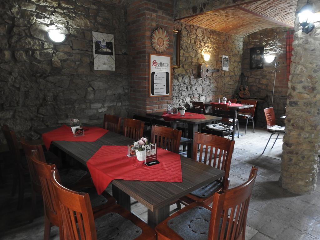 Restaurace A Penzion U Lva Karlstejn Ngoại thất bức ảnh
