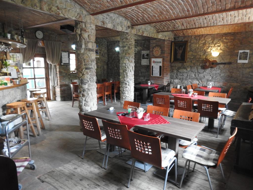 Restaurace A Penzion U Lva Karlstejn Ngoại thất bức ảnh