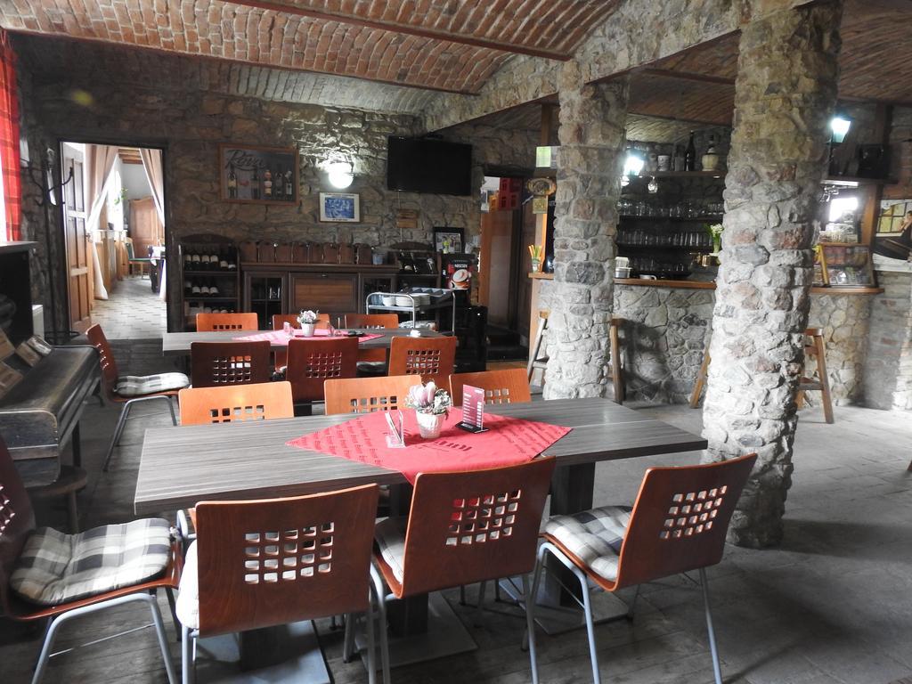 Restaurace A Penzion U Lva Karlstejn Ngoại thất bức ảnh