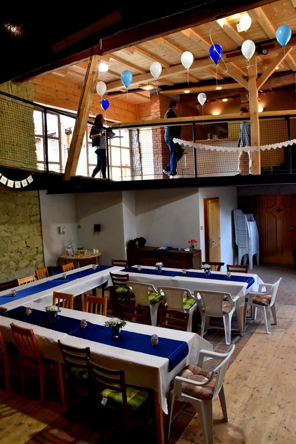 Restaurace A Penzion U Lva Karlstejn Ngoại thất bức ảnh