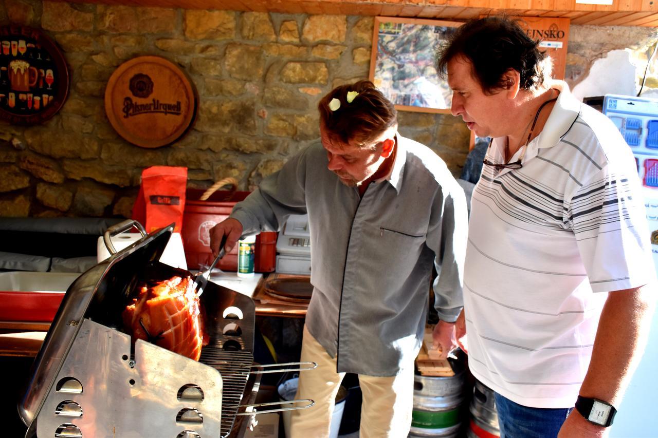Restaurace A Penzion U Lva Karlstejn Ngoại thất bức ảnh