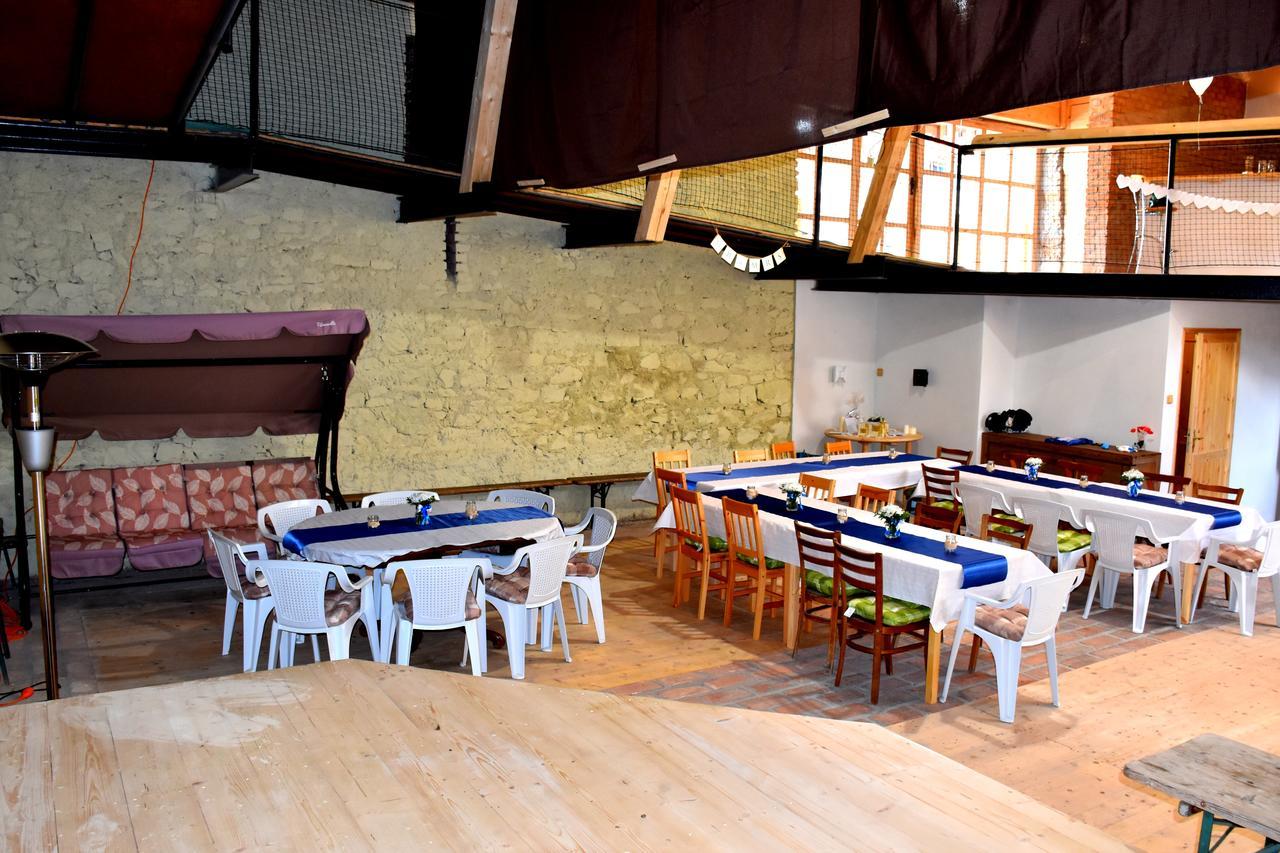 Restaurace A Penzion U Lva Karlstejn Ngoại thất bức ảnh