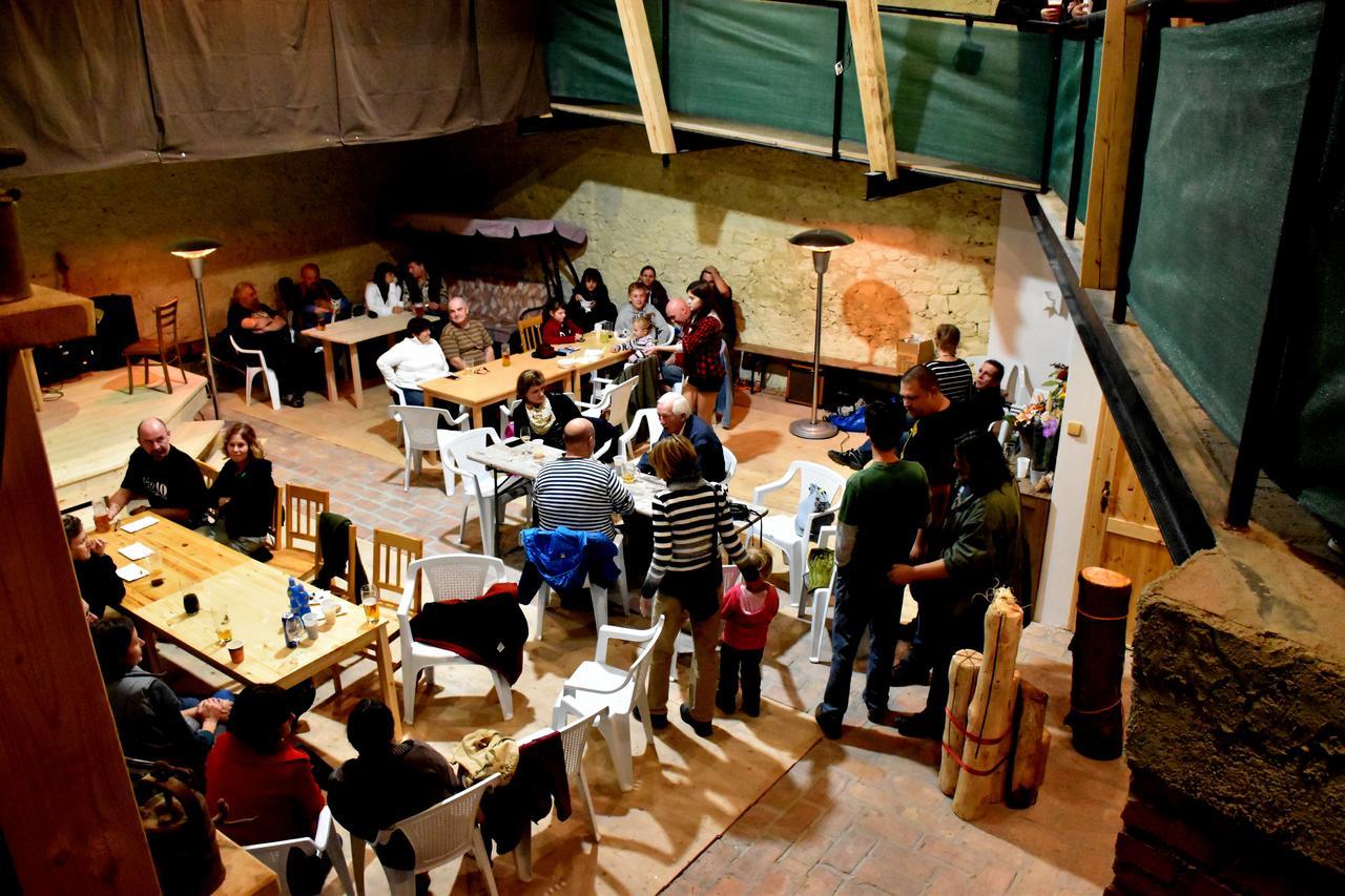 Restaurace A Penzion U Lva Karlstejn Ngoại thất bức ảnh